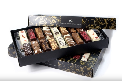 18 x Solid chocolate finger gift box featuring 9 of the best selling flavours. Including Dark Raspberry |  Dark Salted Caramel  |  Strawberries & Cream  |  Milk Salted Caramel  |  Honeycomb  |  Cookies & Cream  |  Rocky Road  |  Milk Chocolate Drizzle  |  Dark Chocolate Drizzle