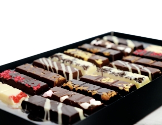 18 x Solid chocolate finger gift box featuring 9 of the best selling flavours. Including Dark Raspberry |  Dark Salted Caramel  |  Strawberries & Cream  |  Milk Salted Caramel  |  Honeycomb  |  Cookies & Cream  |  Rocky Road  |  Milk Chocolate Drizzle  |  Dark Chocolate Drizzle