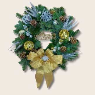 This gorgeous fresh foliage door wreath brings a whole new level to disco vibes, including gold and silver disco baubles, gold and silver pine cones and a giant gold bow with crystal broach. 